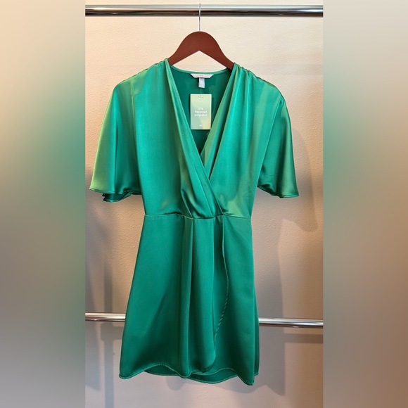 H&M Dresses & Skirts - H&M Emerald V-Neck Dress